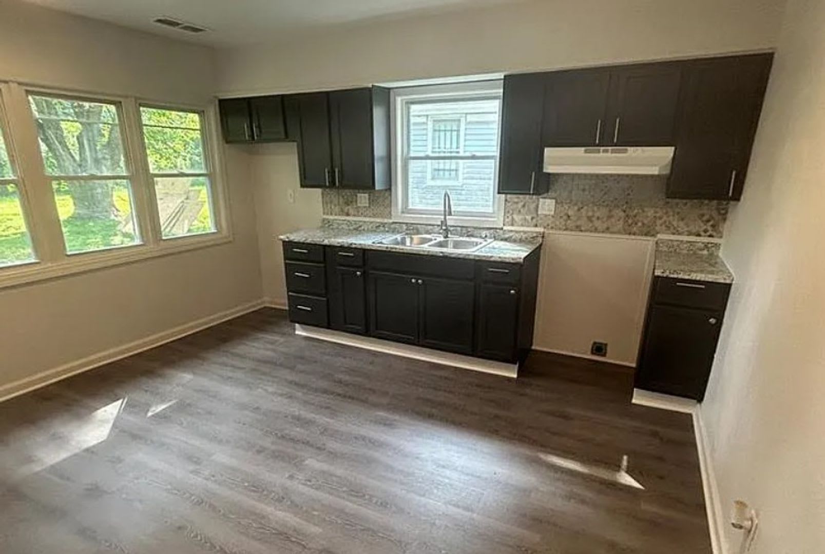 For Lease – photo 4