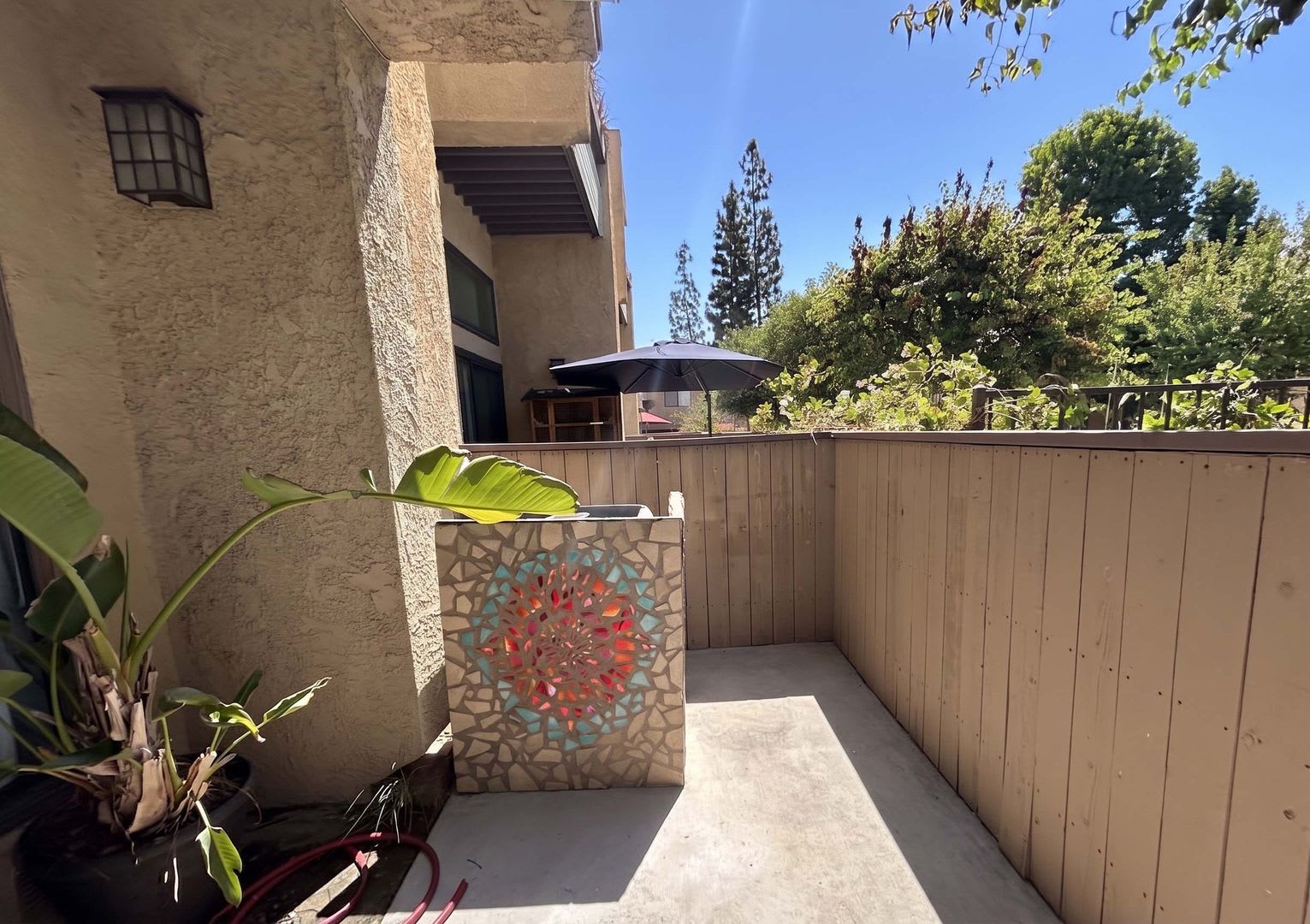 Charming End-Unit Townhome in the Heart of Chatsworth – photo 2