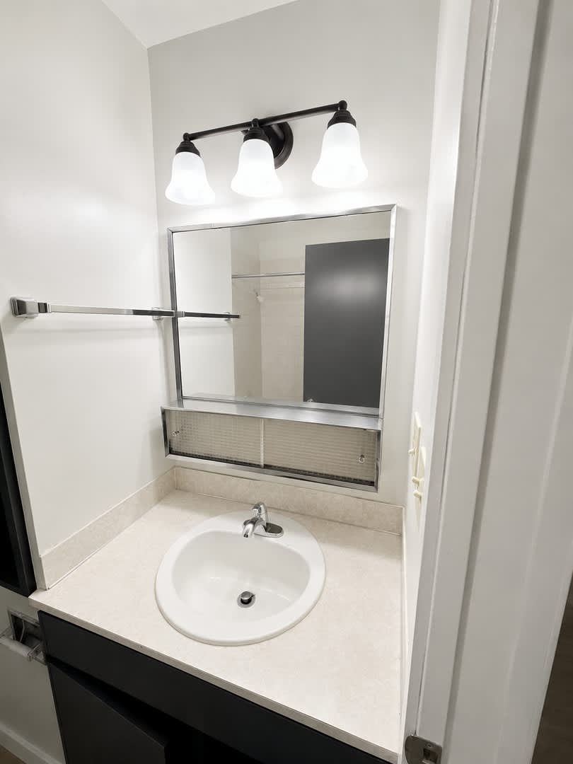 Bright 1 Bed 1 Bath Apartment For Rent In North Seattle Private Balcony Near Green Lake Northgate – photo 4