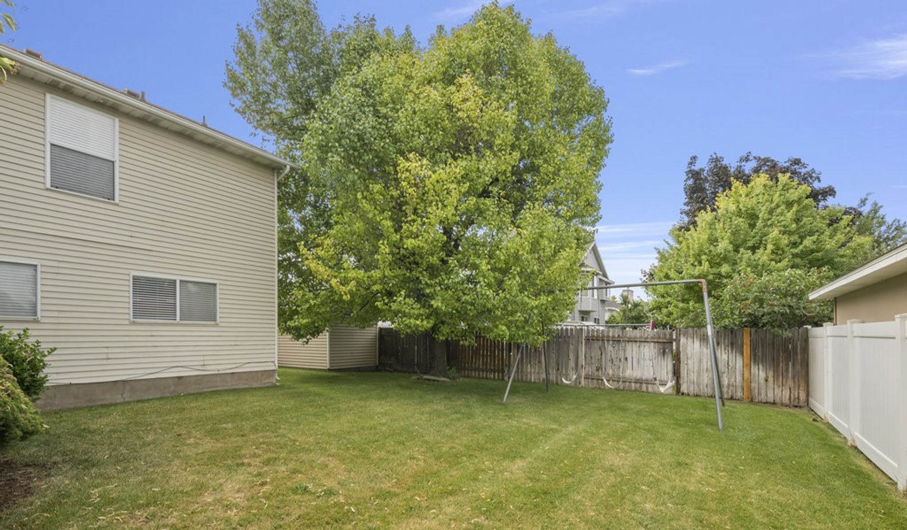 Beautiful 4 Bedroom 3.5 Bath House for Rent in Orem! – photo 2