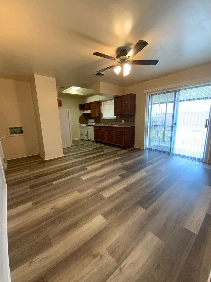 Available for immediate move in! Quaint home with vinyl plank flooring! – photo 3