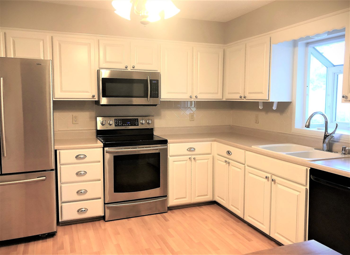 4 Bed, 2 Bath House with 2-Car GARAGE!! – photo 3