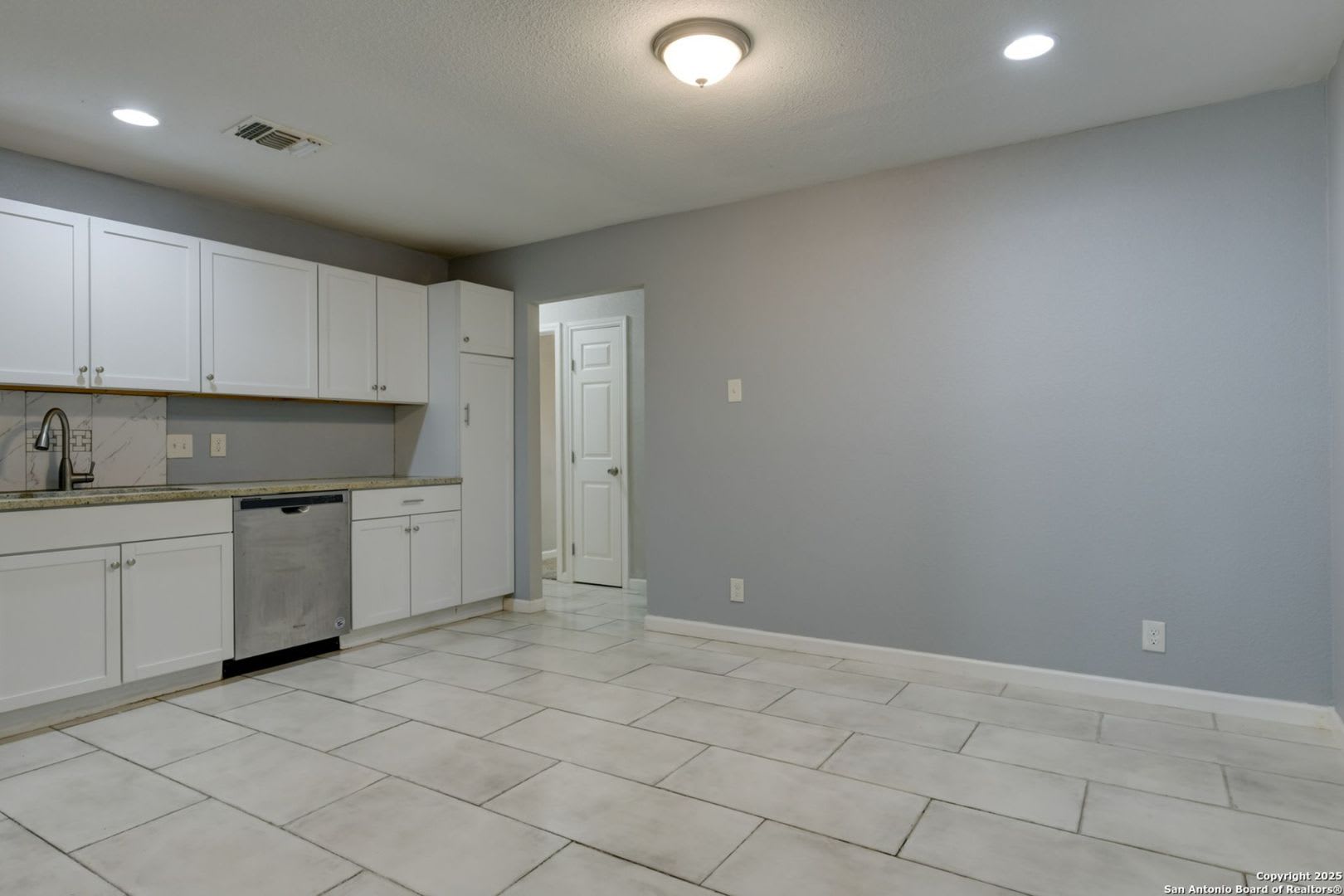 COZY 3-BEDROOM HOME IN KIRBY – photo 4