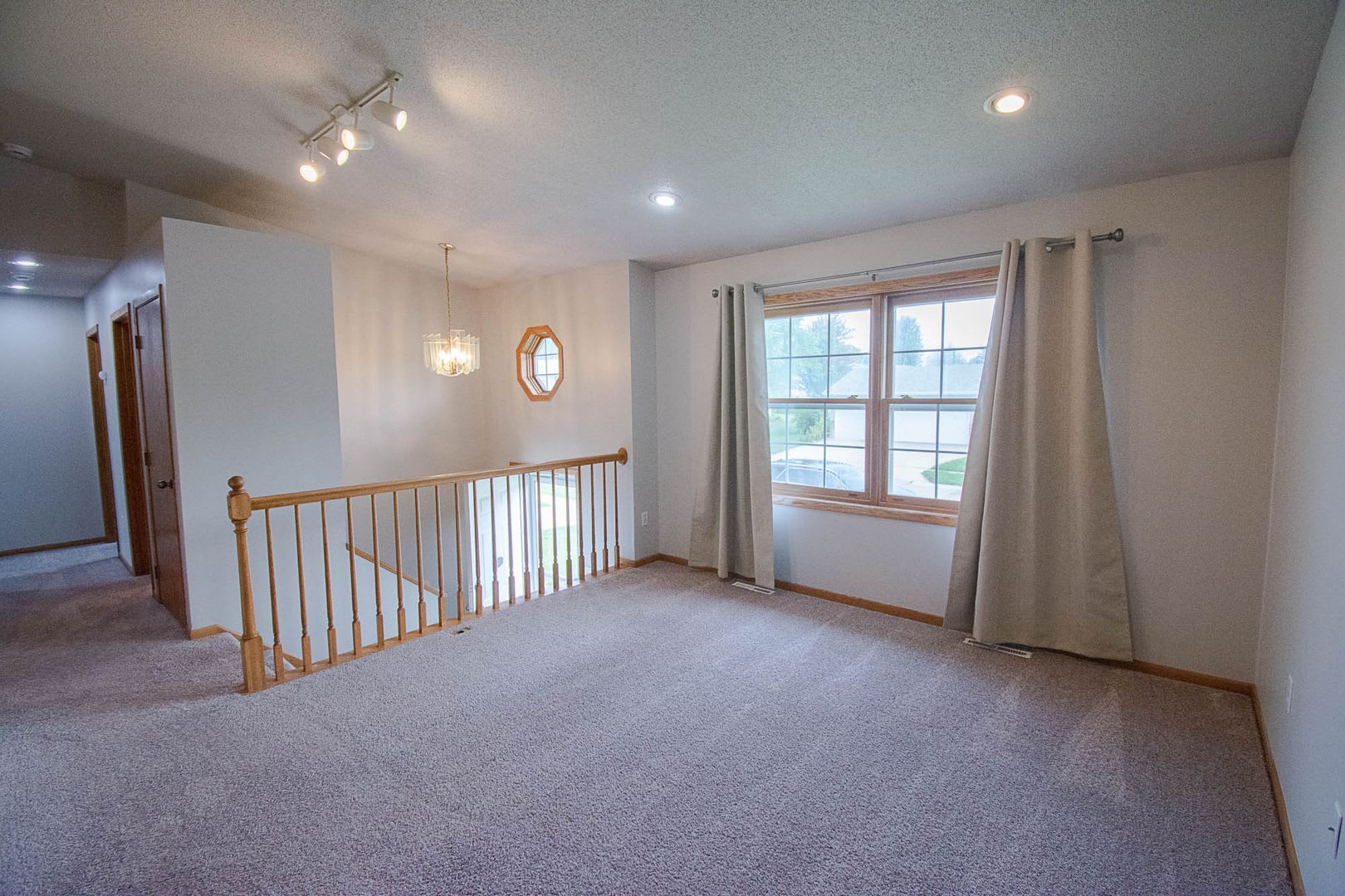 4 Bedroom Home With Fenced Yard Garage Dog Friendly – photo 3