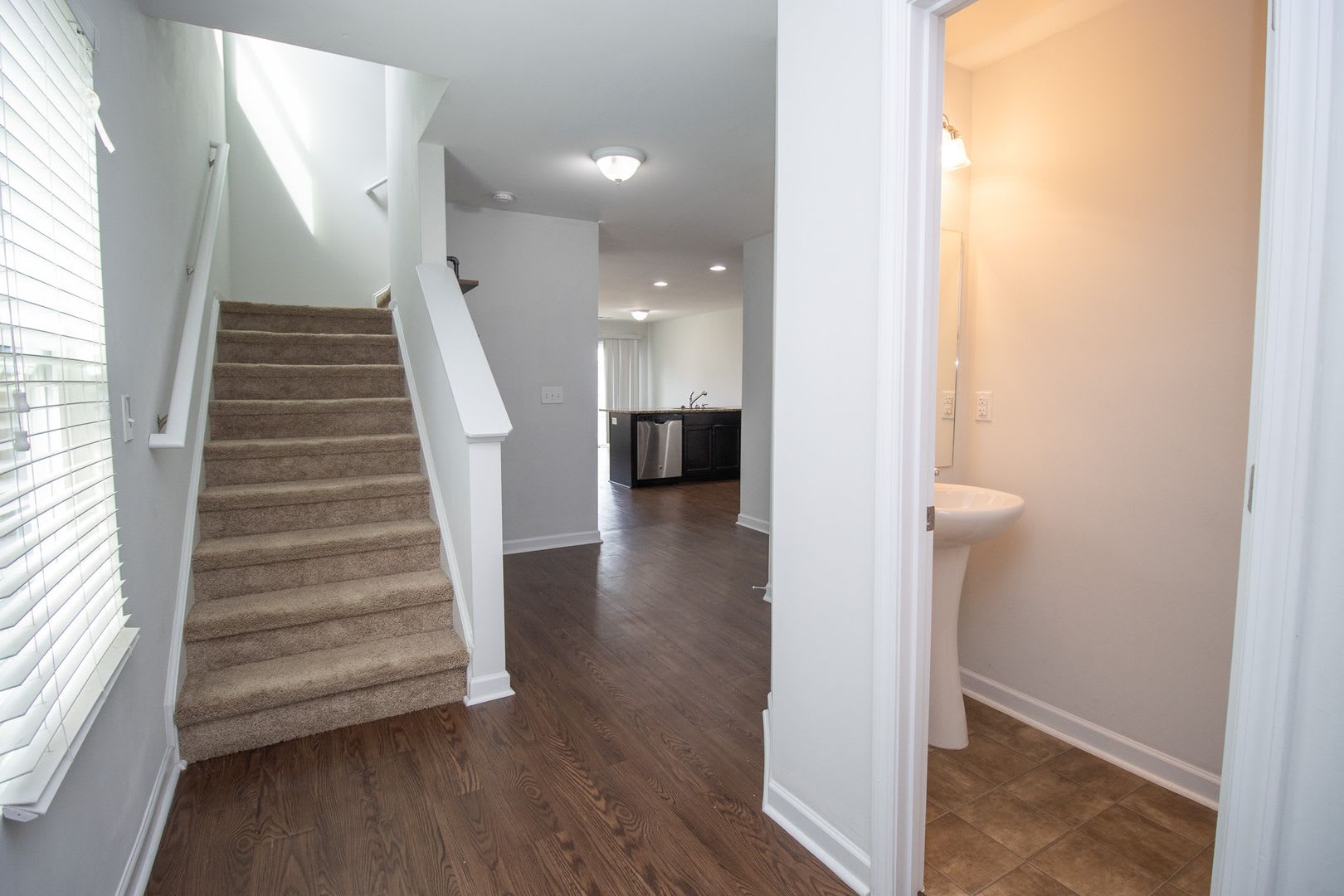 Modern Comfort In A Quiet Cul De Sac 3 Bed 2 5 Bath Home In Eastfair Subdivision Just 10 Minutes To Fort Jackson – photo 4