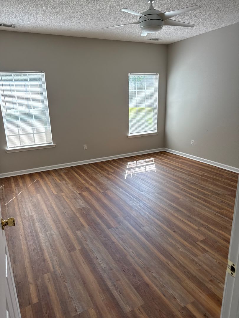 New floors, just painted, and all new appliances!! – photo 3