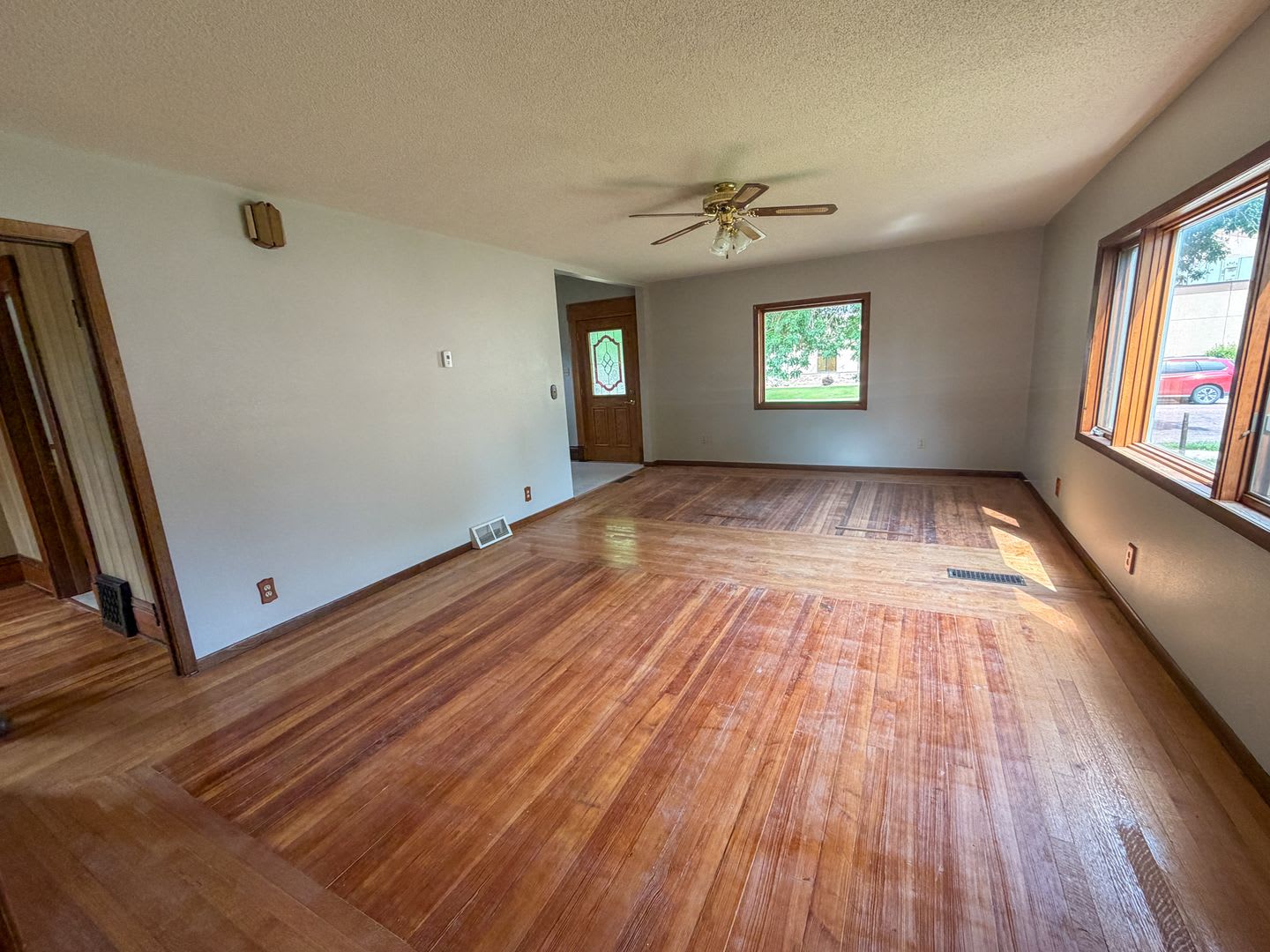 609 N Edmunds 4 Bedroom 1 5 Bathroom House With A Large Garage Off Street Parking And Central Ac – photo 3