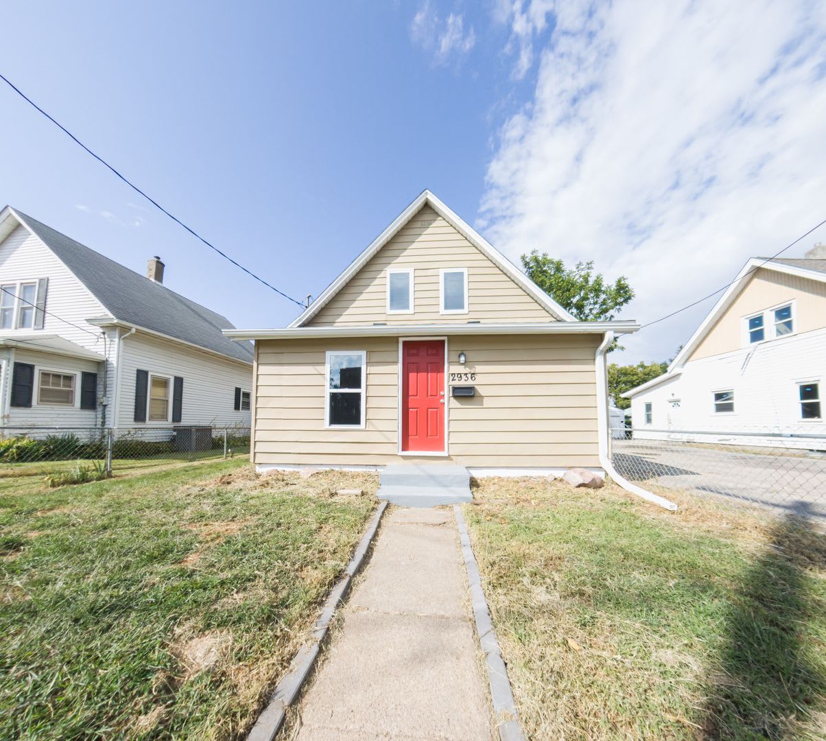 3 Bedroom 2 Stall Detached Garage Fairgrounds – photo 1