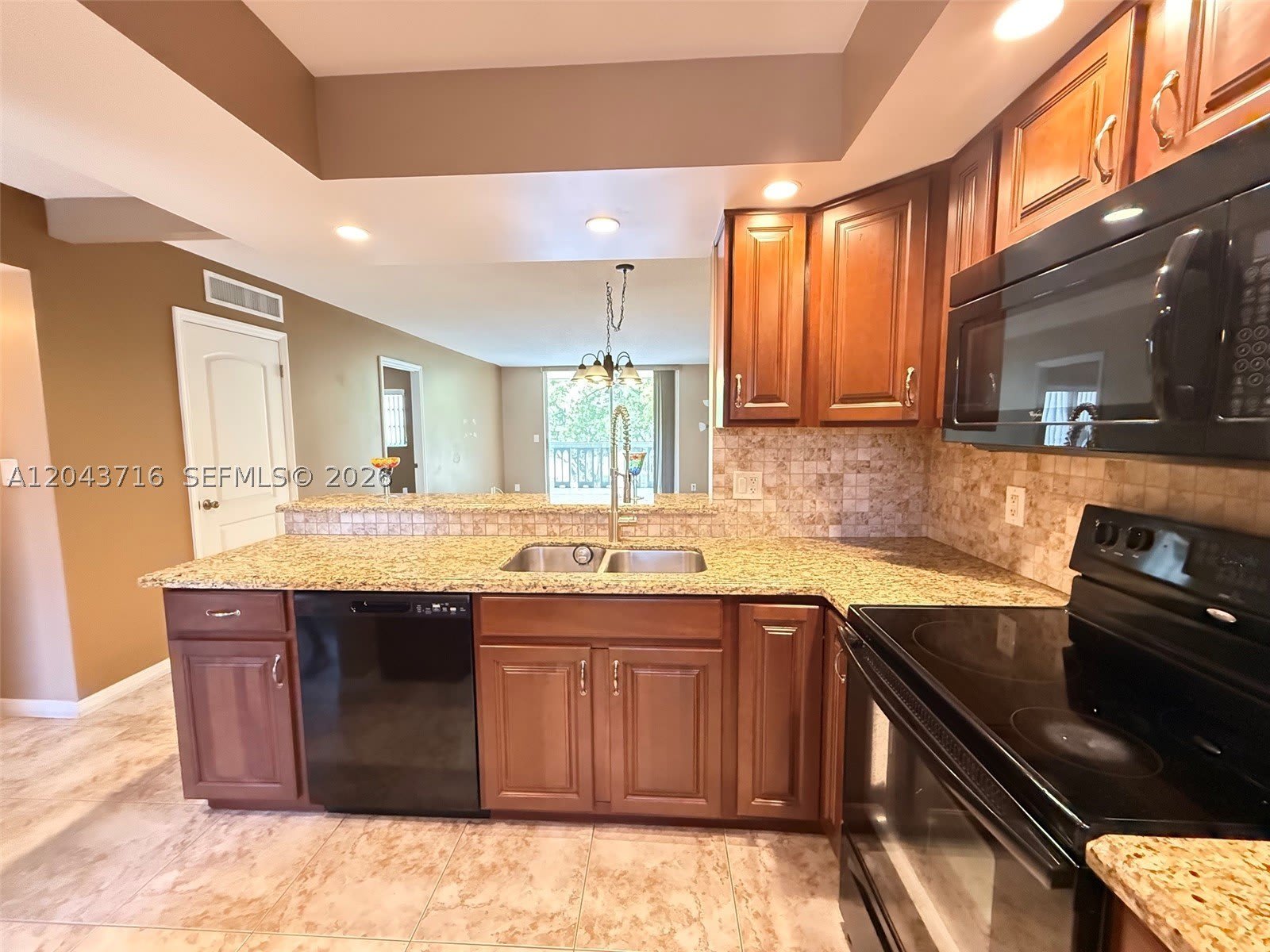 320 NE 12th Ave – photo 2