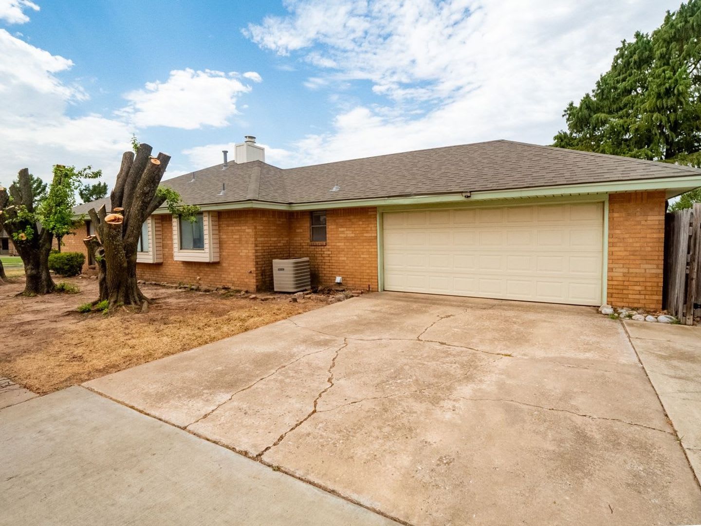 4bed/2.5bath Corner Lot Rental Available in Norman! – photo 4