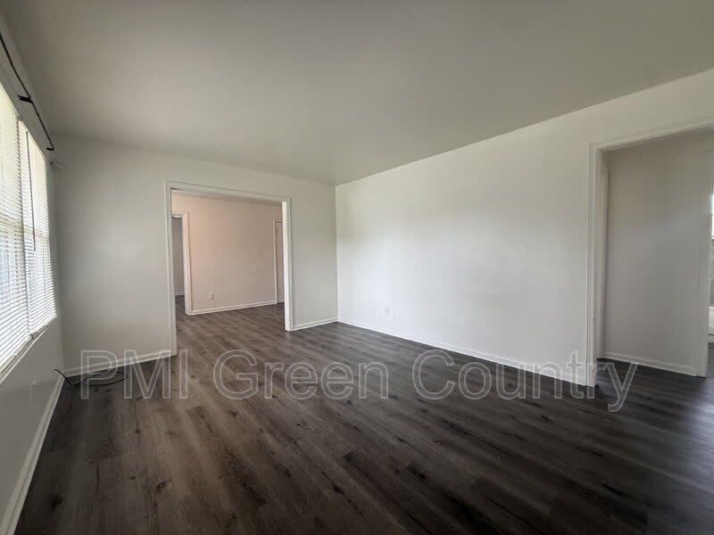 6117 N Main St – photo 3