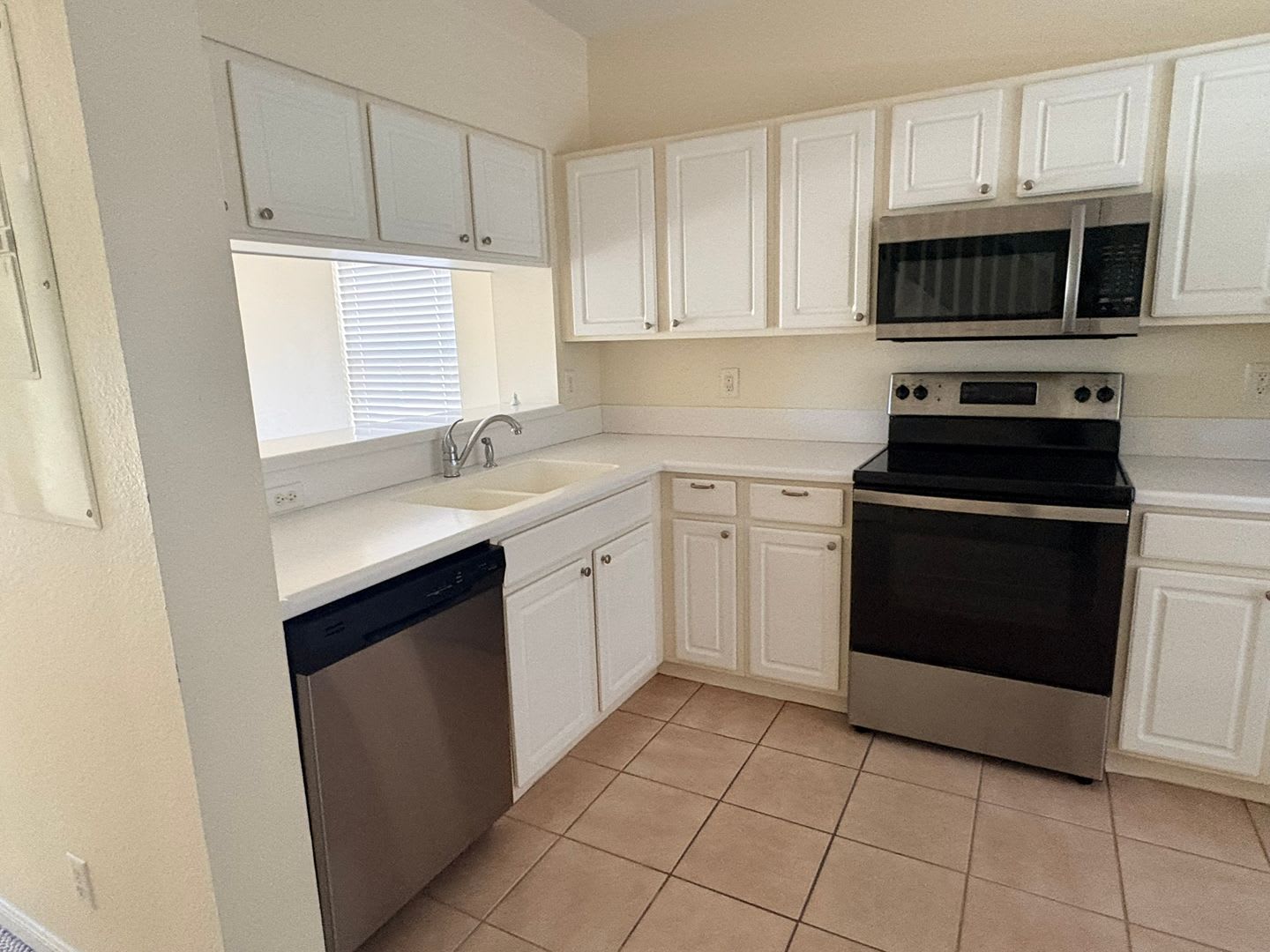 2 2 5 Townhome In Fort Myers For Rent – photo 2
