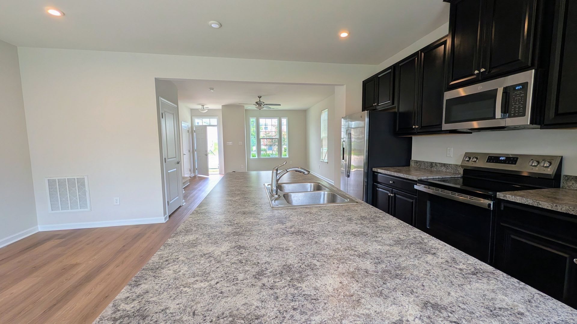 Beautiful 3 Bedroom 3 Bath Townhome for Rent – photo 5