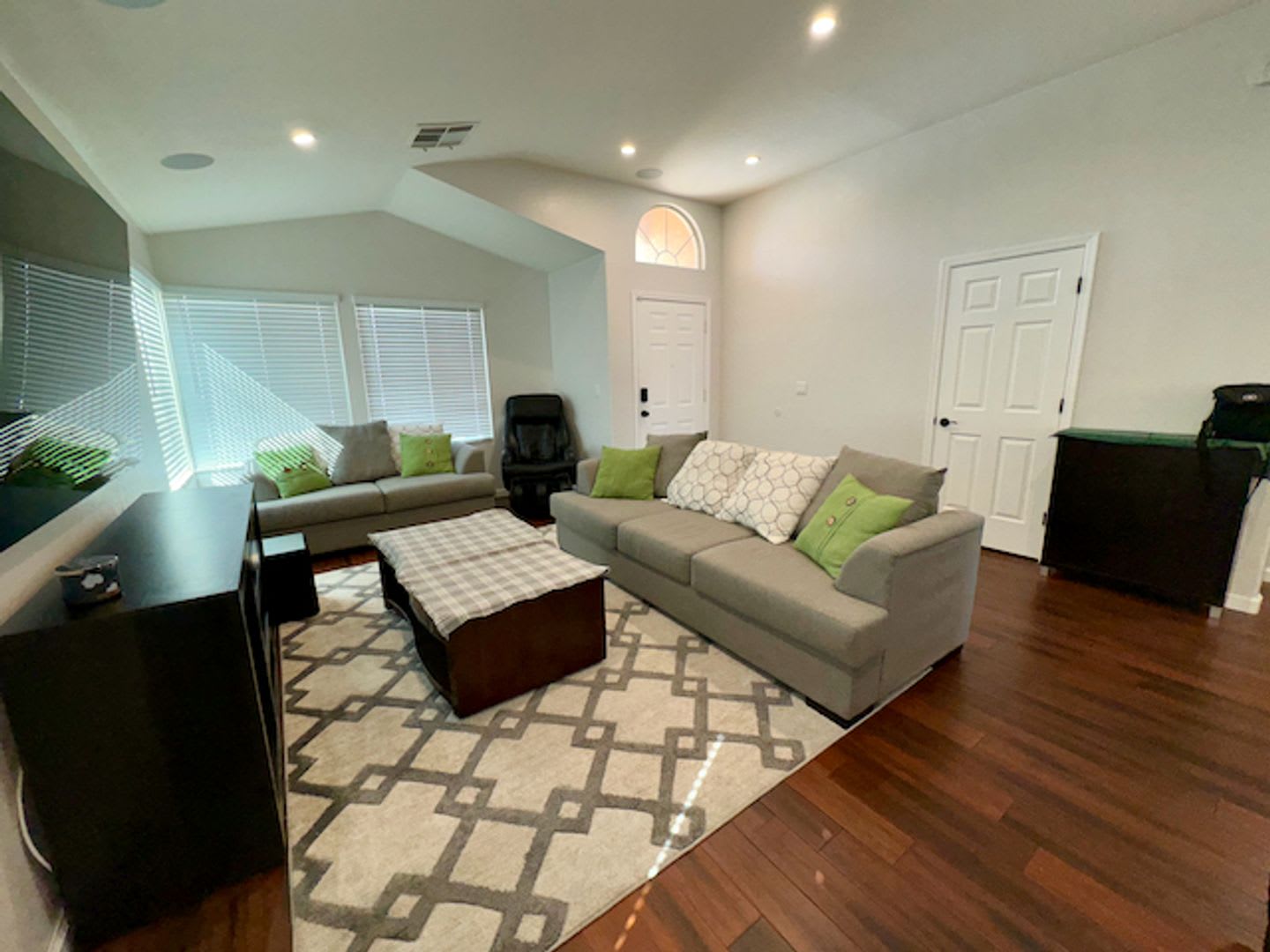 Beautiful, renovated 3-bedroom home. – photo 3