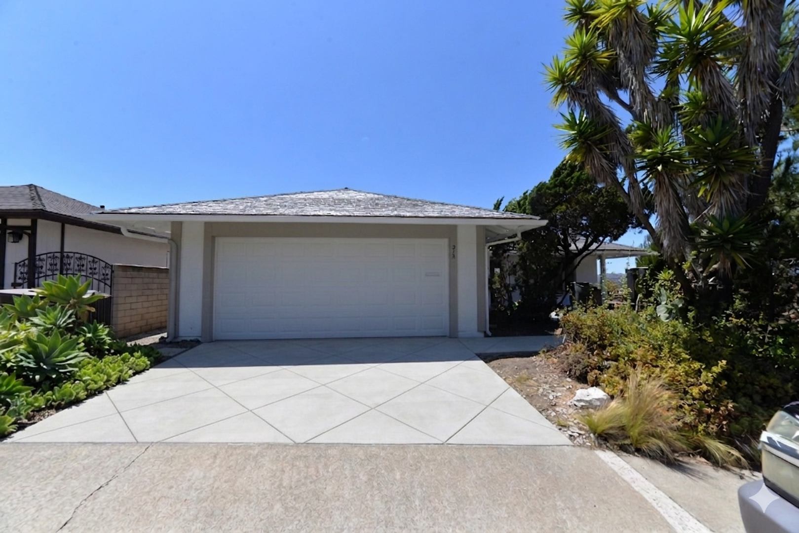 Coastal Elegance from Remodeled 3 Bedroom home with amazing Ocean Views on Cul-de-sac street! – photo 3