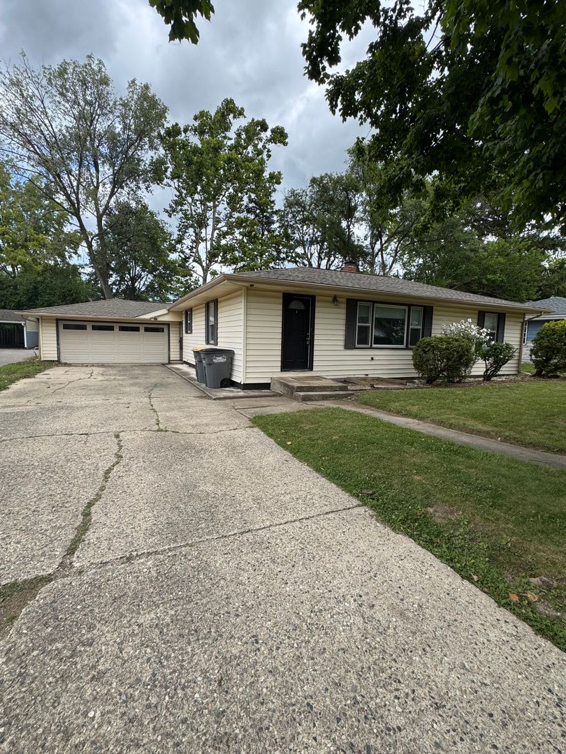 3 Bedroom Home With Washer Dryer Attached Garage Minutes From Campus – photo 2