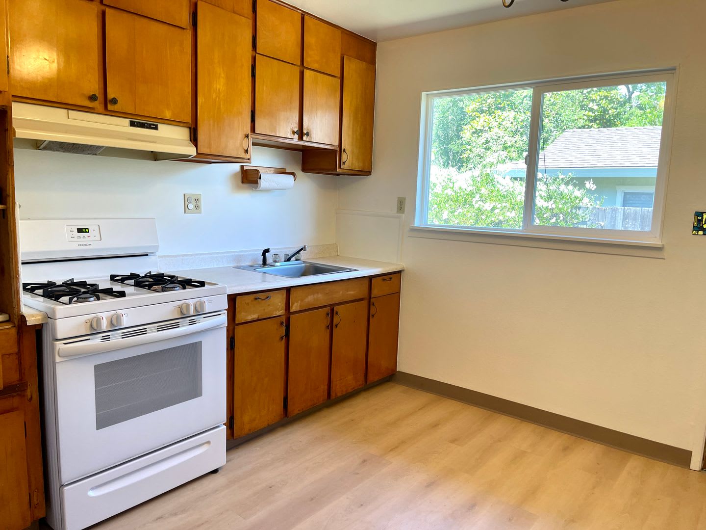 One level 2 bedroom duplex in Forestville! Near downtown! – photo 4