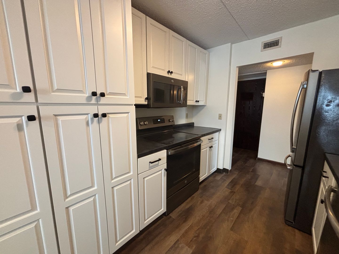 2 bedroom Condo in Twin Towers!! – photo 4
