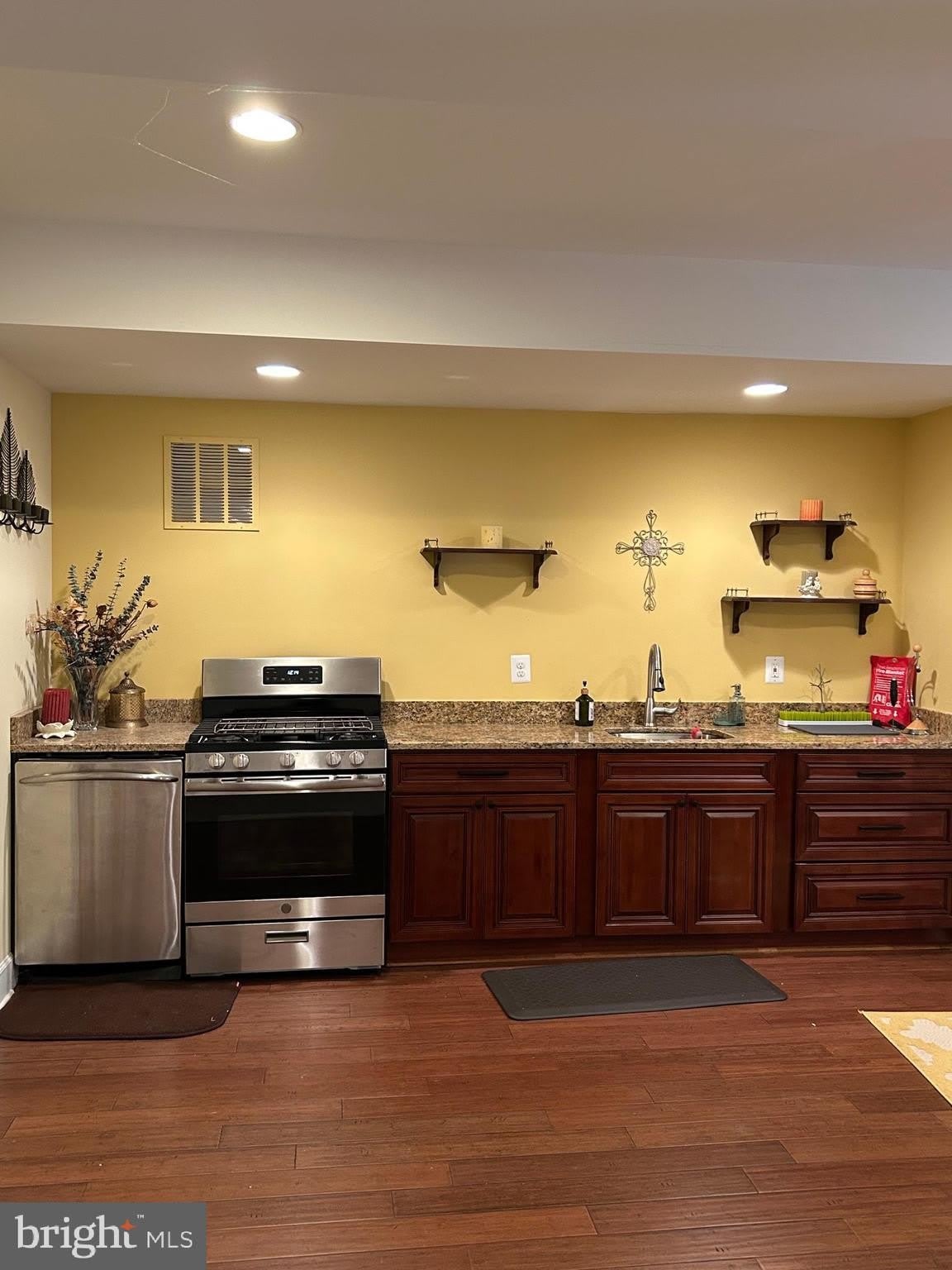 41857 RAWNSLEY Drive – photo 3