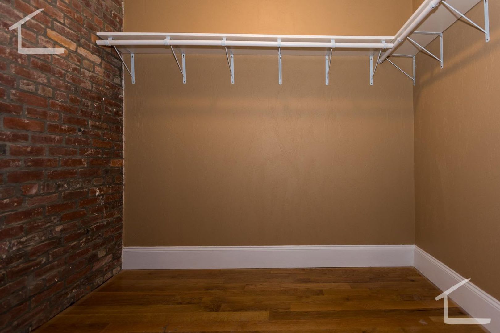 Huge Newly Renovated 2 Level 5 Bed Unit Near The Green Line – photo 5