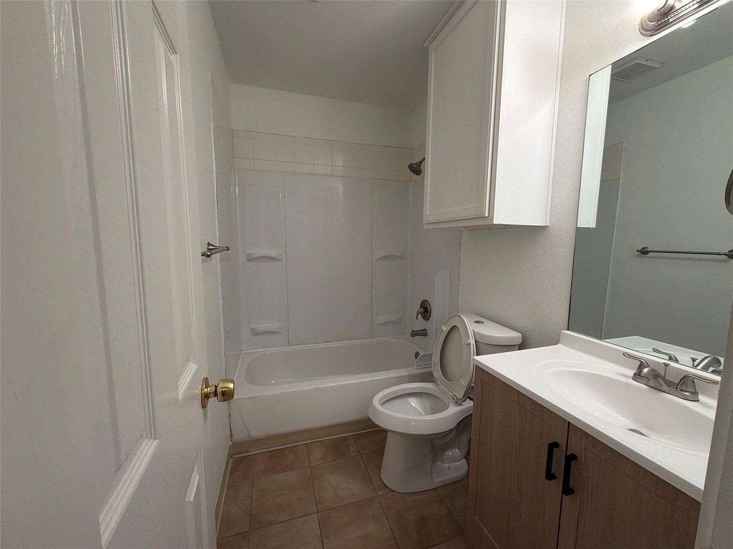 3 Bedroom House With Large Yard Available Now – photo 5