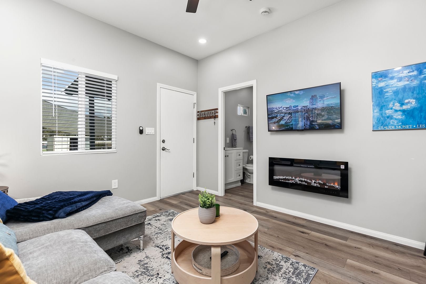 Newly furnished and remodeled 2 bed 2 bath! – photo 4