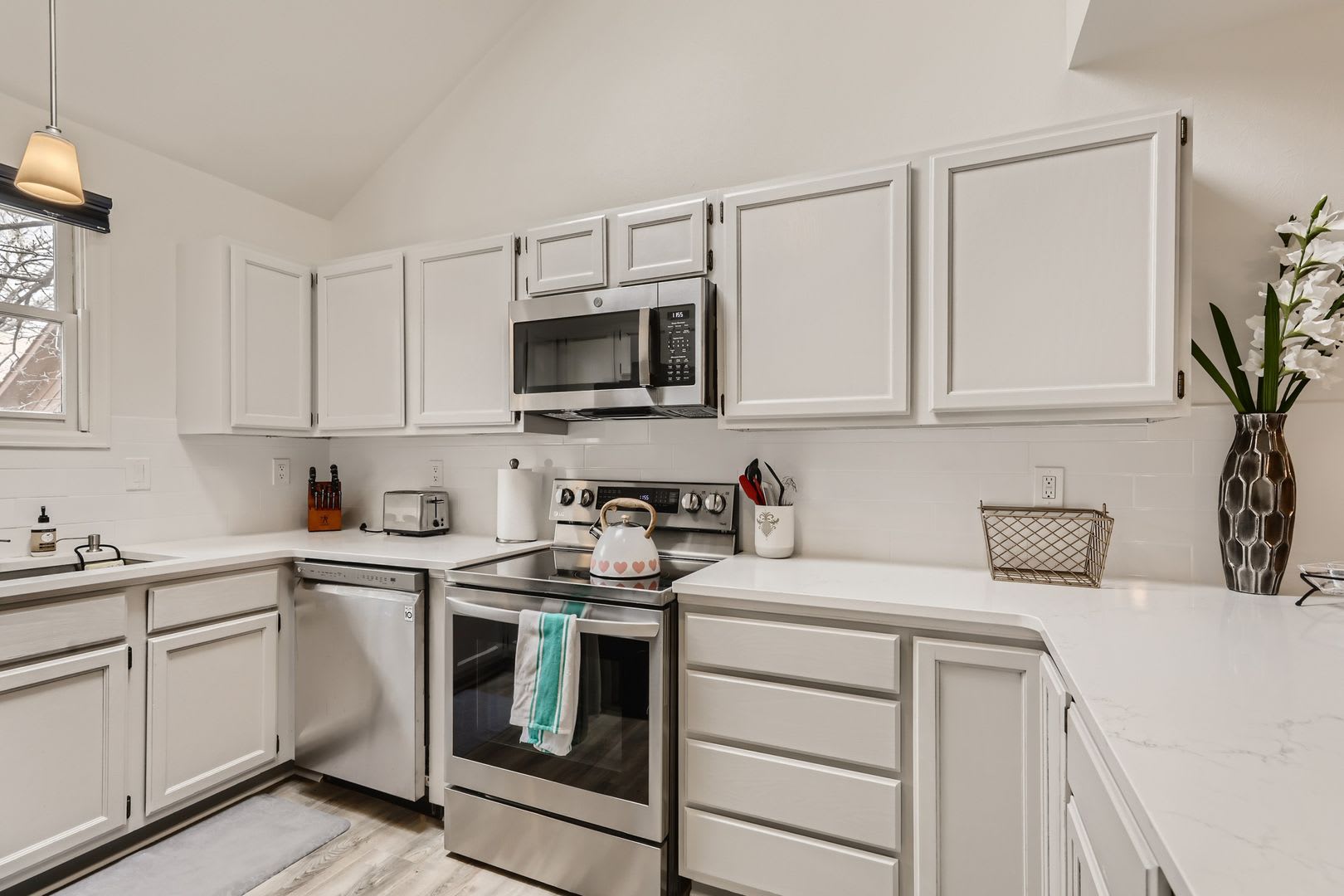 Spacious 3 Level Townhome W Private Primary Suite – photo 2