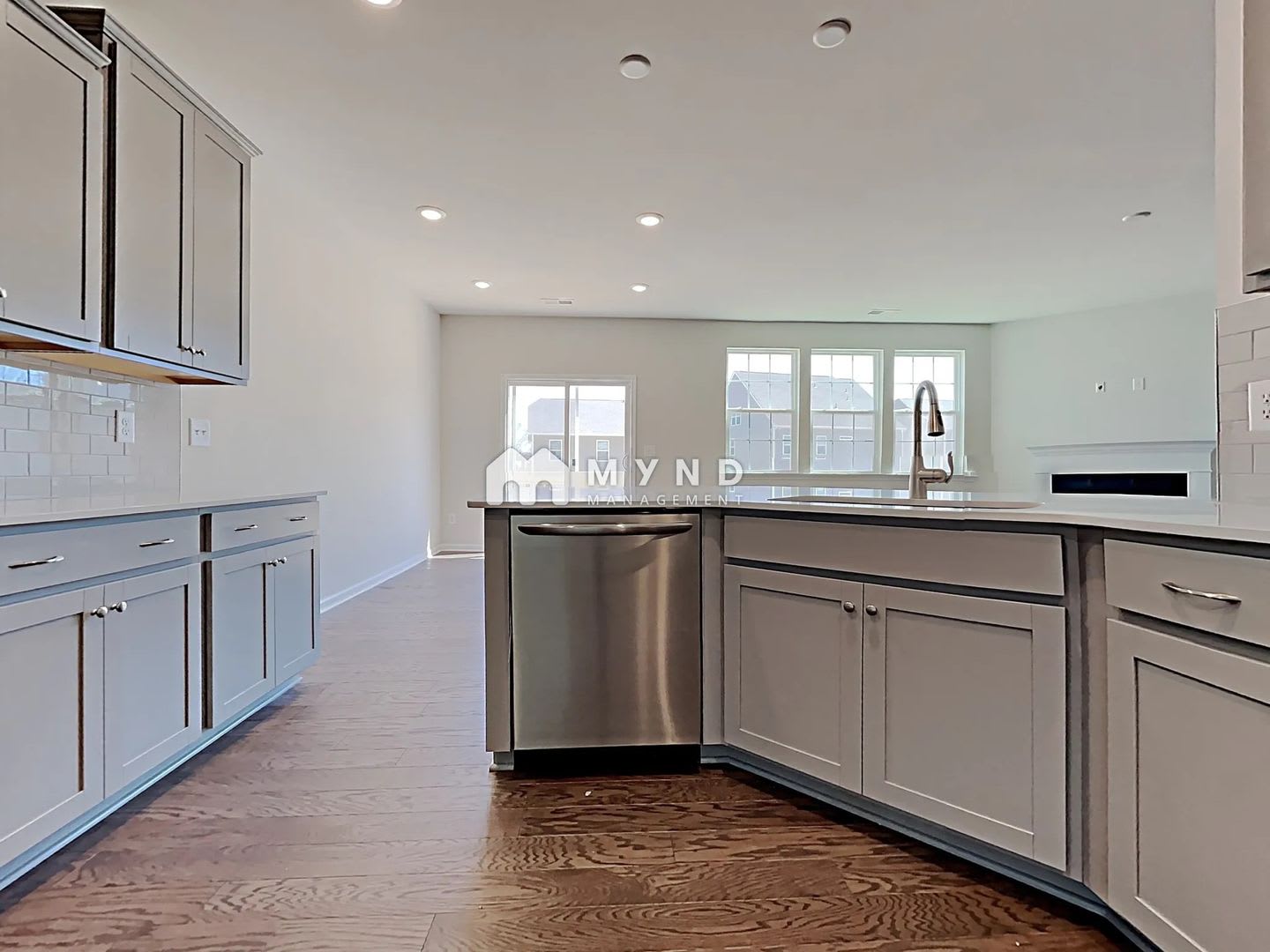 Room In 5 Bedroom Home At Moulin Ct Dr – photo 3