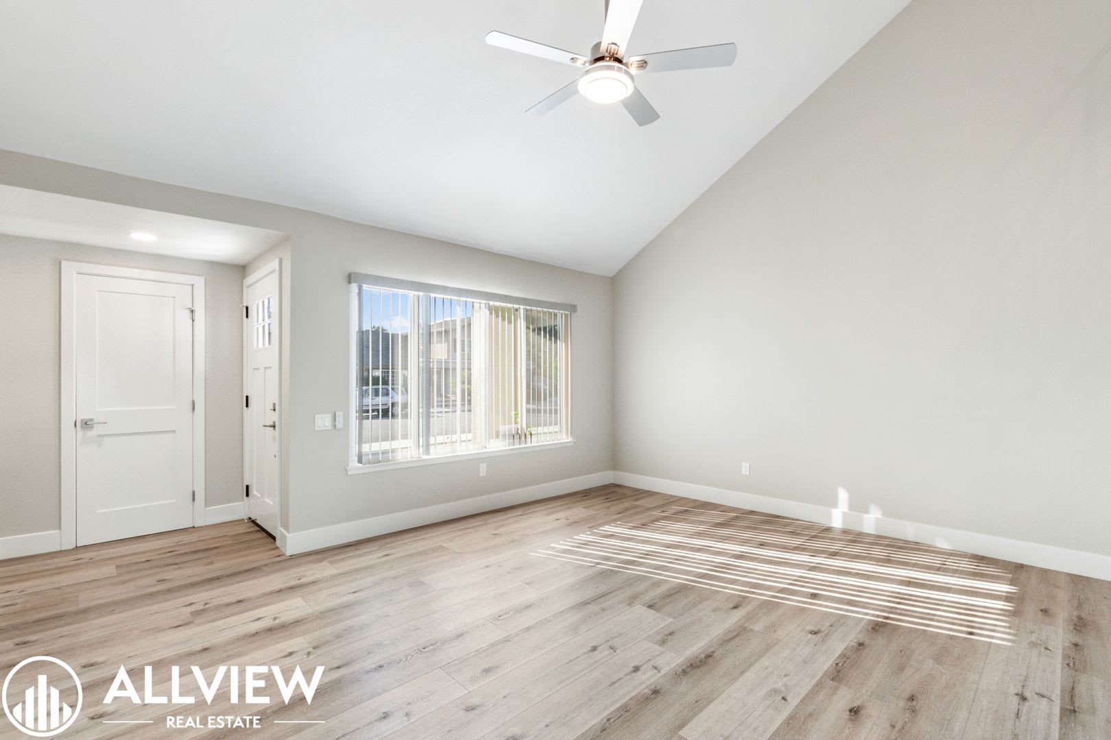 Welcome To This Stunning 5 Bedroom 4 Bathroom Home Located In The Desirable Huntington Beach Neighborhood – photo 5