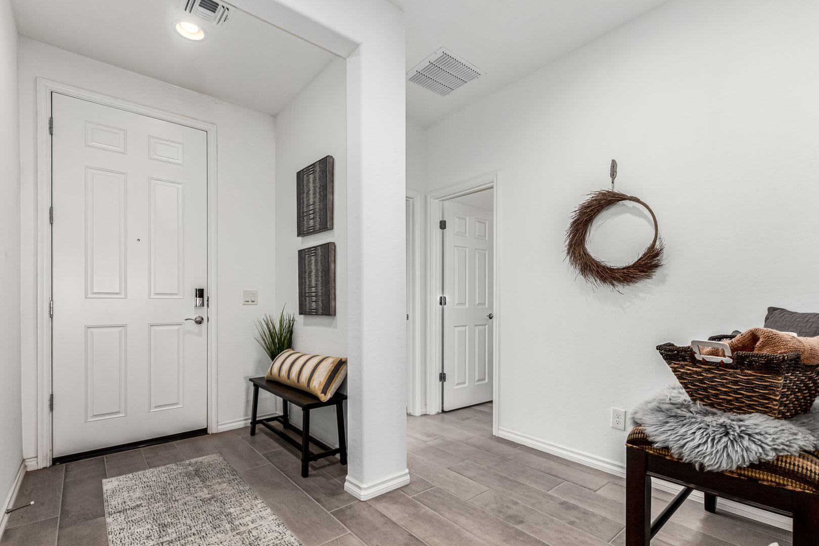 Luxury 2BR + Den Townhome in Amenity-Packed Community – photo 4