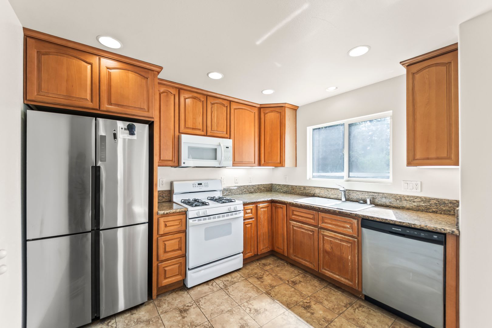 Charming, Light-Filled 3-Bedroom, 2-Bathroom Home in Altadena – photo 5
