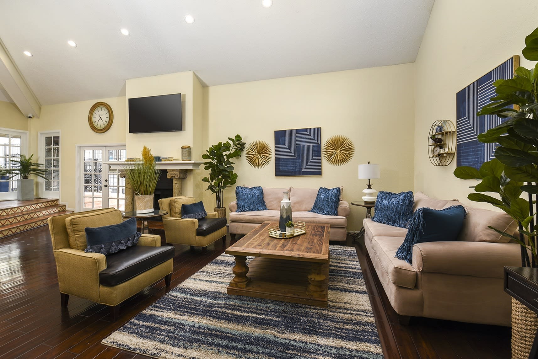 21502 James Charles – photo 2