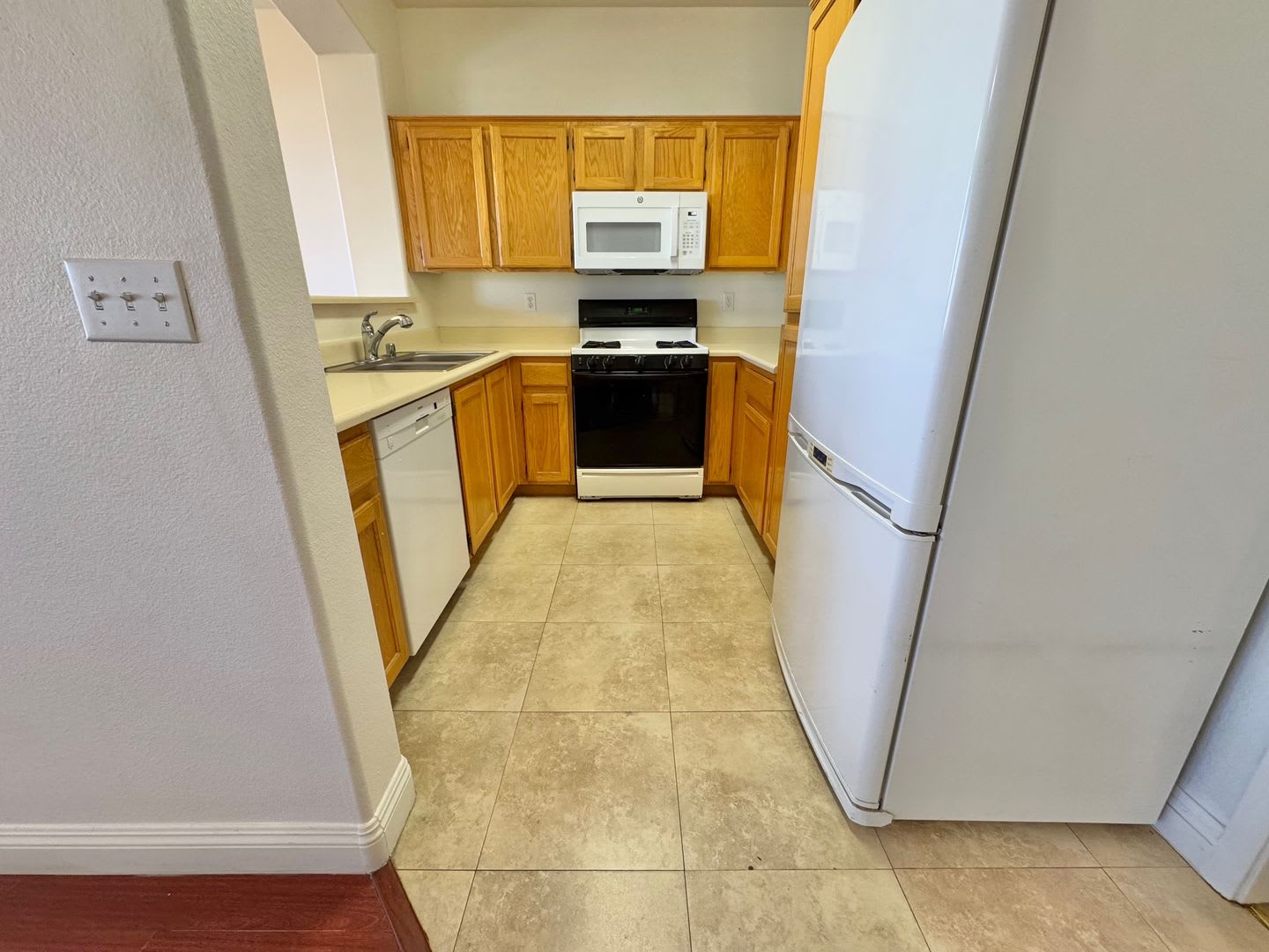 Super Summer Special 500 Off First Month S Rent Beautiful 2 Bedroom Townhome With 2 Car Garage In Gated Community Near Summerlin – photo 2