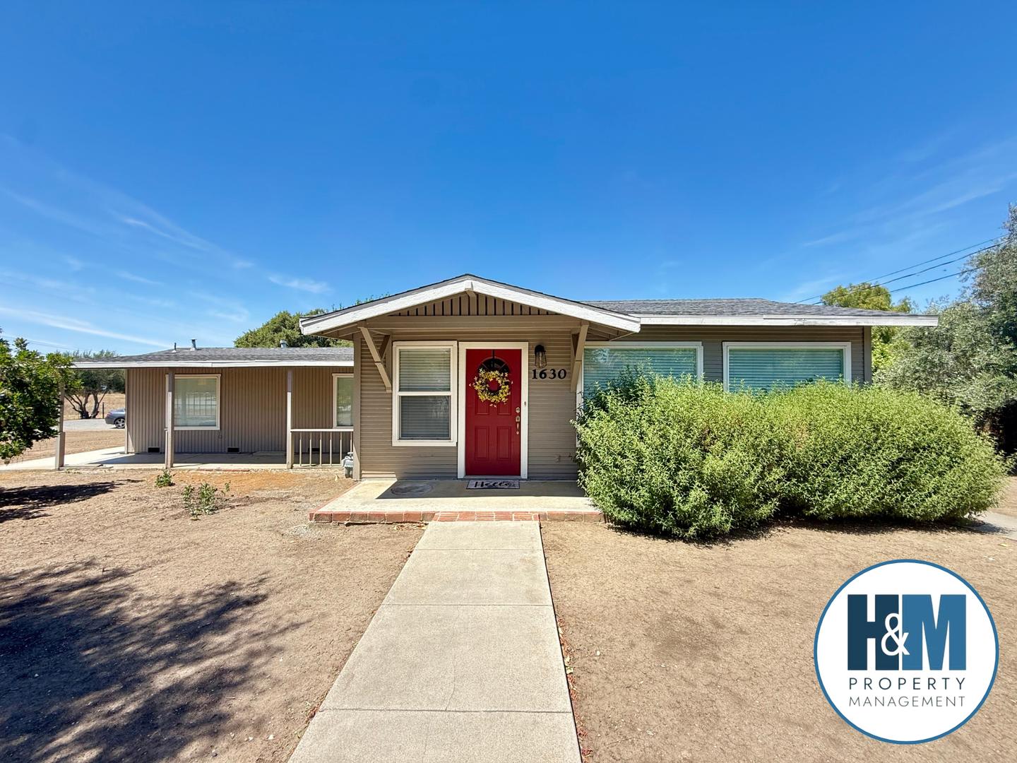 3 bedroom + 1 acre + shop – photo 1