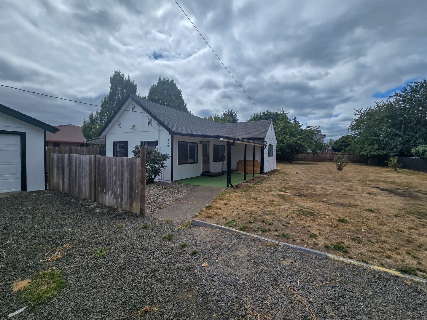 RENT SPECIAL: $750 Off First Full Month's Rent With One Year Lease! ~ Marks 950 – photo 3