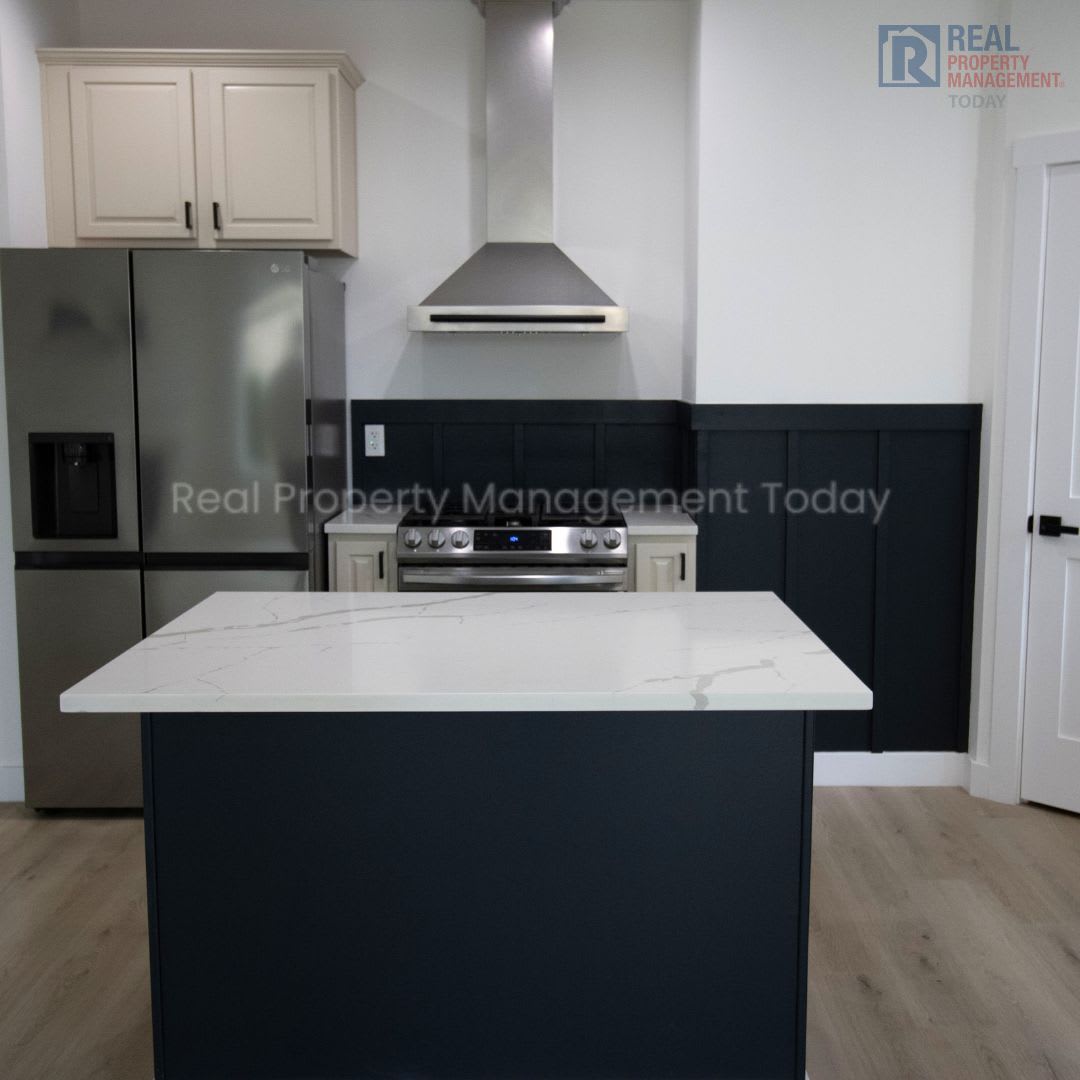 Beautifully Remodeled Modern 3-Bedroom TownHome with Fenced Yard & Garage in Orting – photo 4