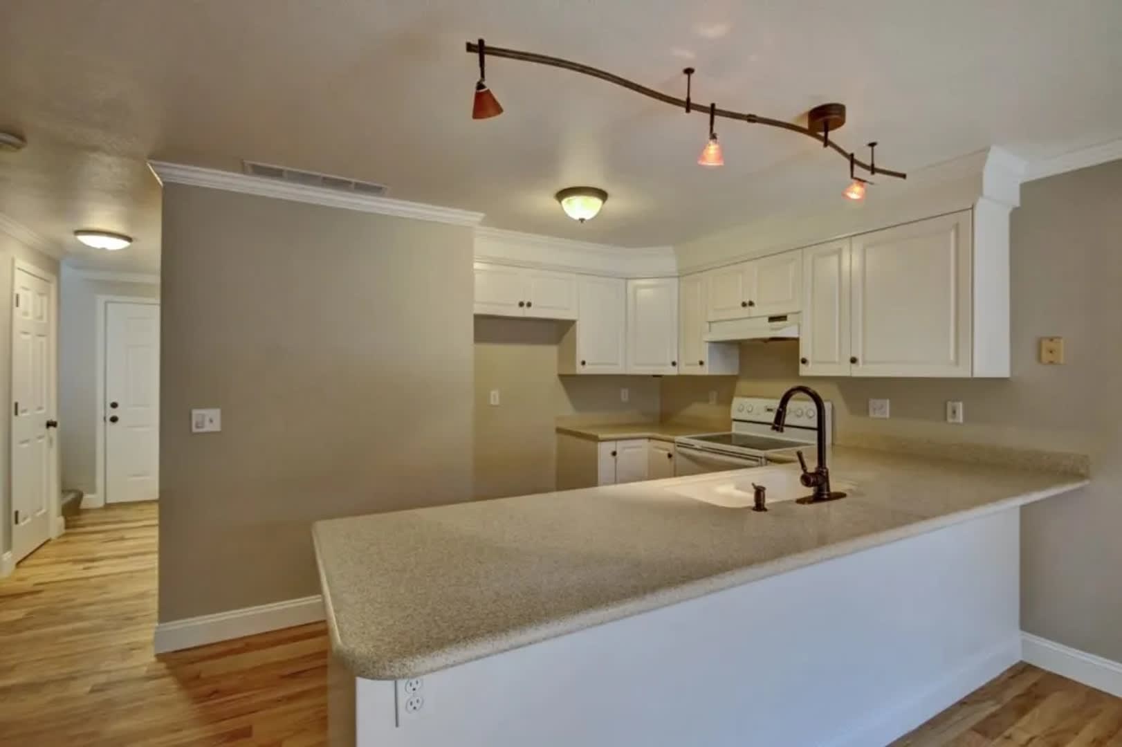 Spacious 3 bed Townhome with Fenced Yard, Garage, & Community Pool in Prime Boise Location! – photo 4