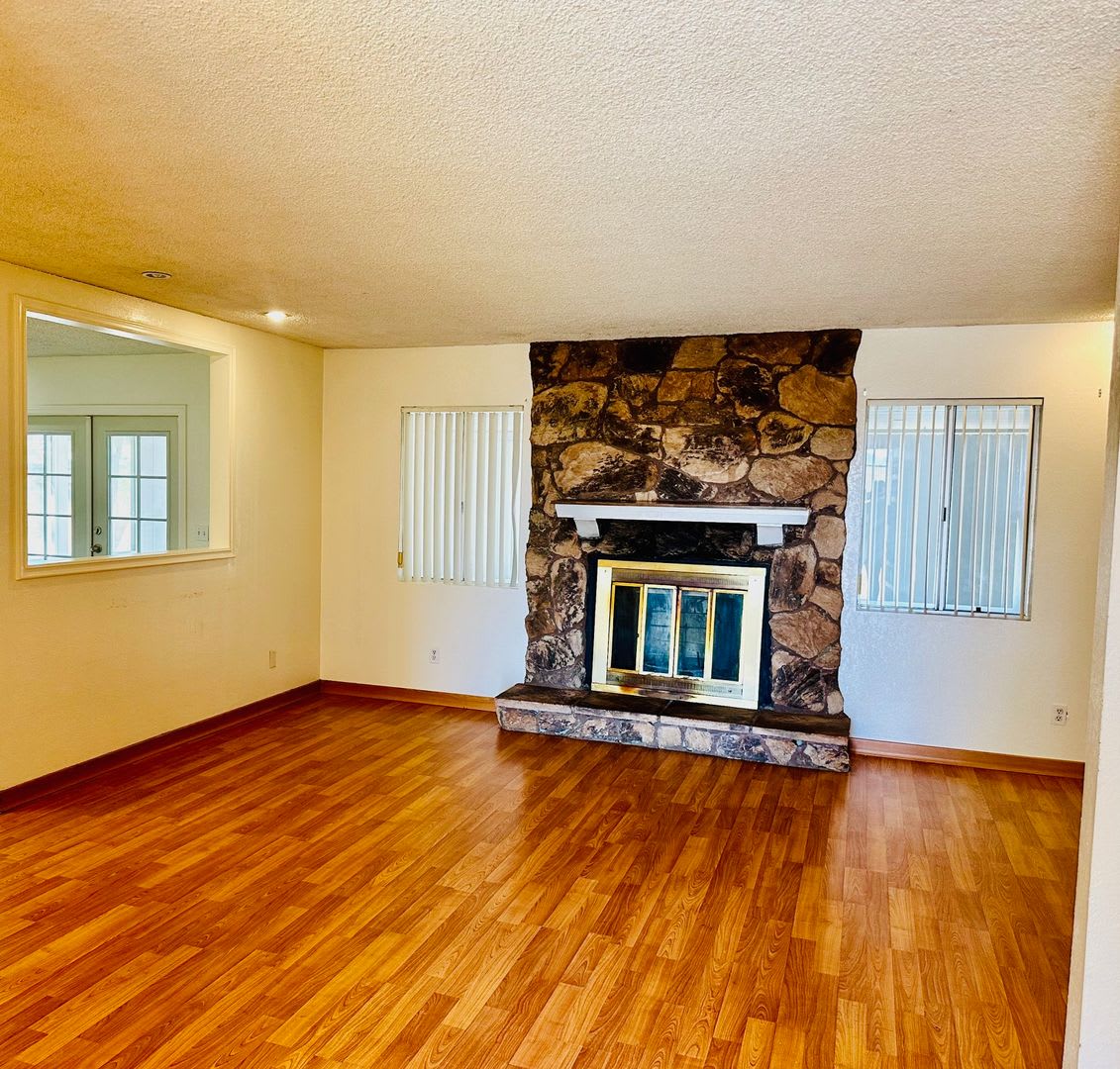 Charming 3 Bedroom, 2 Bath Home with Sunroom – Hesperia – photo 3