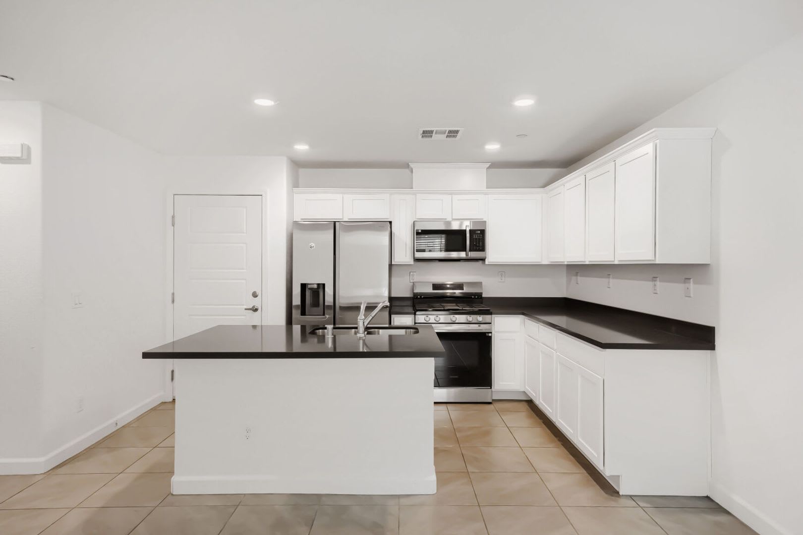 Stylish 3 Bedroom Townhome With Garage Community Amenities – photo 3