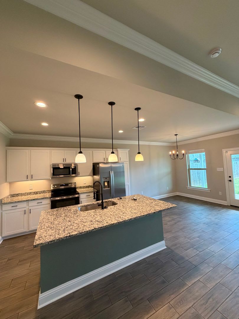 4 Bedroom 2 Bathroom in Canes Landing – photo 2