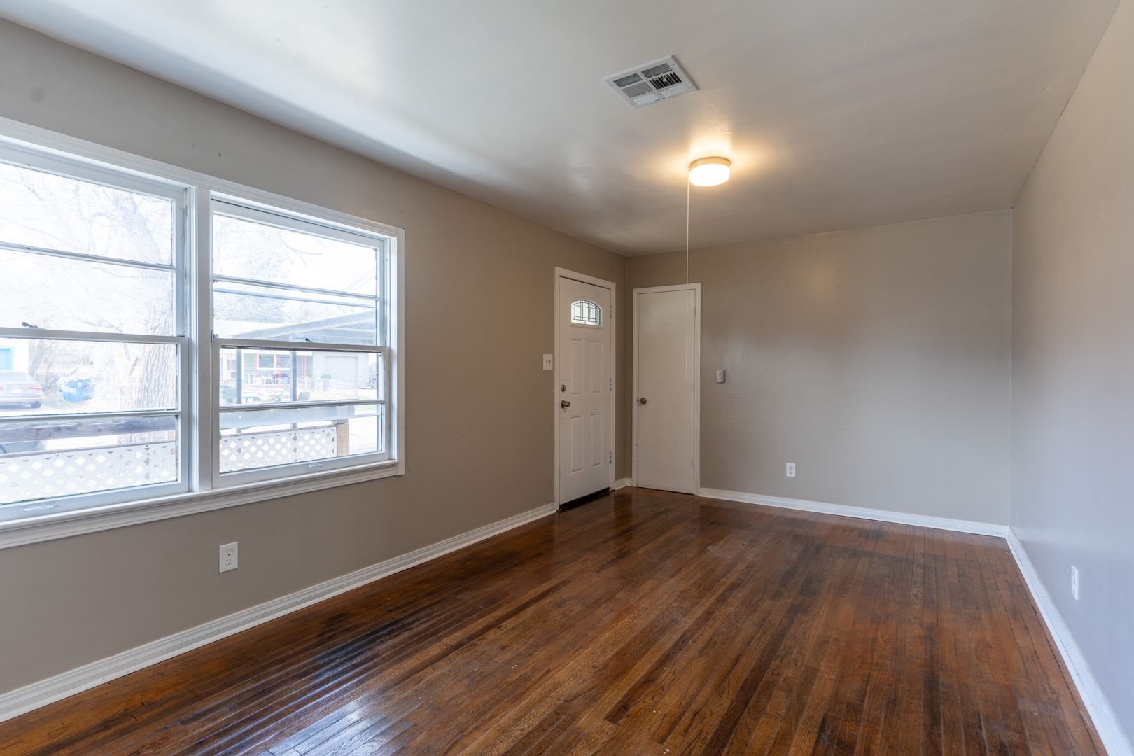 Introducing a charming 4-bedroom, 1-bathroom home nestled in the heart of Midwest City – photo 3