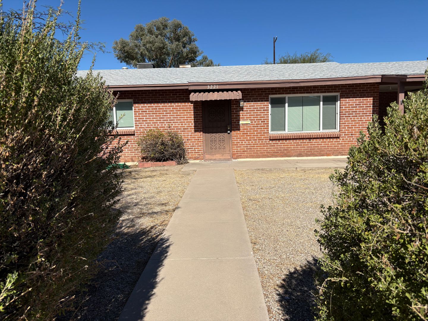 3-bedroom, 2-bathroom home with large backyard – photo 2
