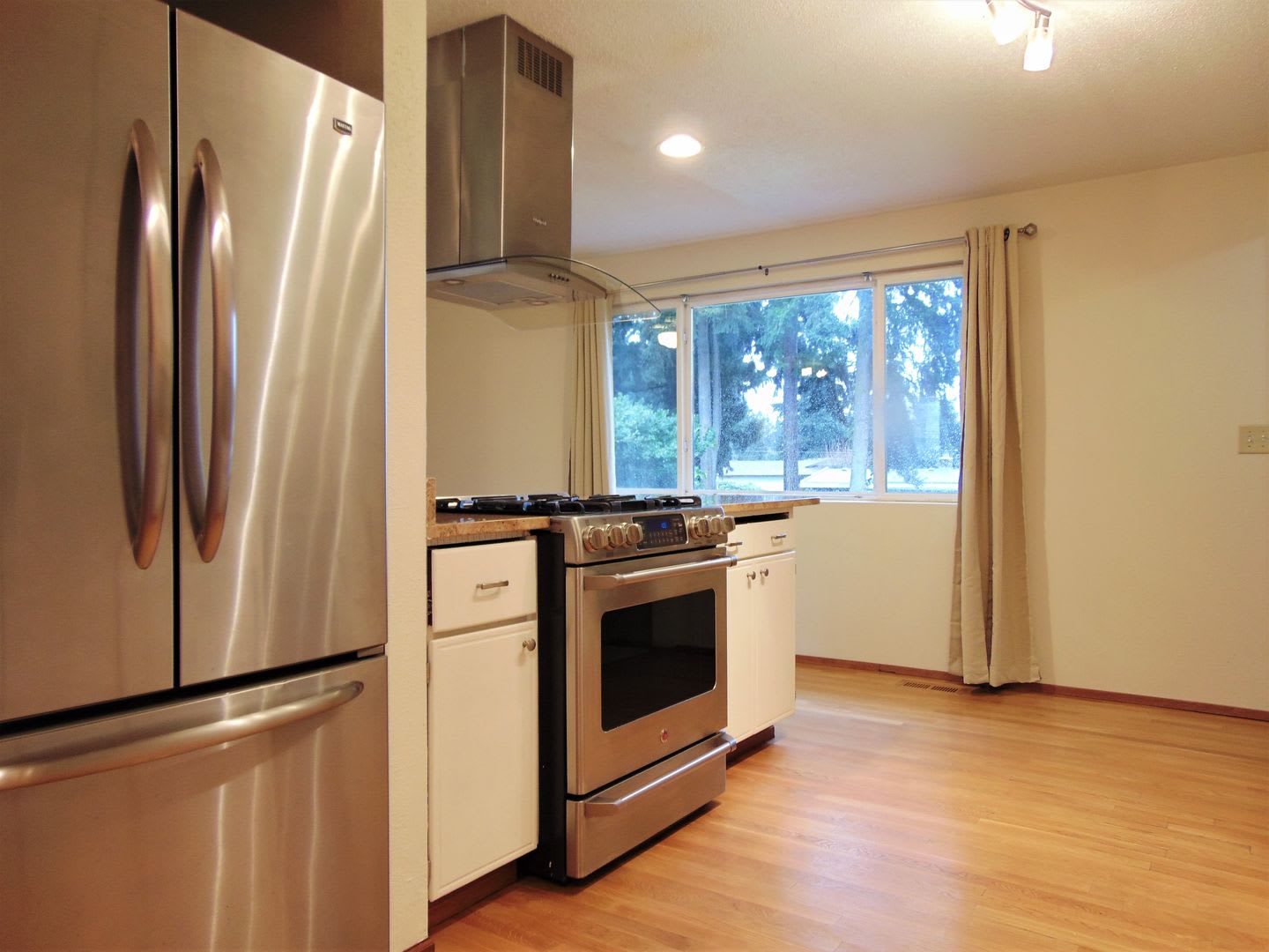 Fantastic 3bd, 1.5ba Rambler Available with Huge Yard! – photo 4