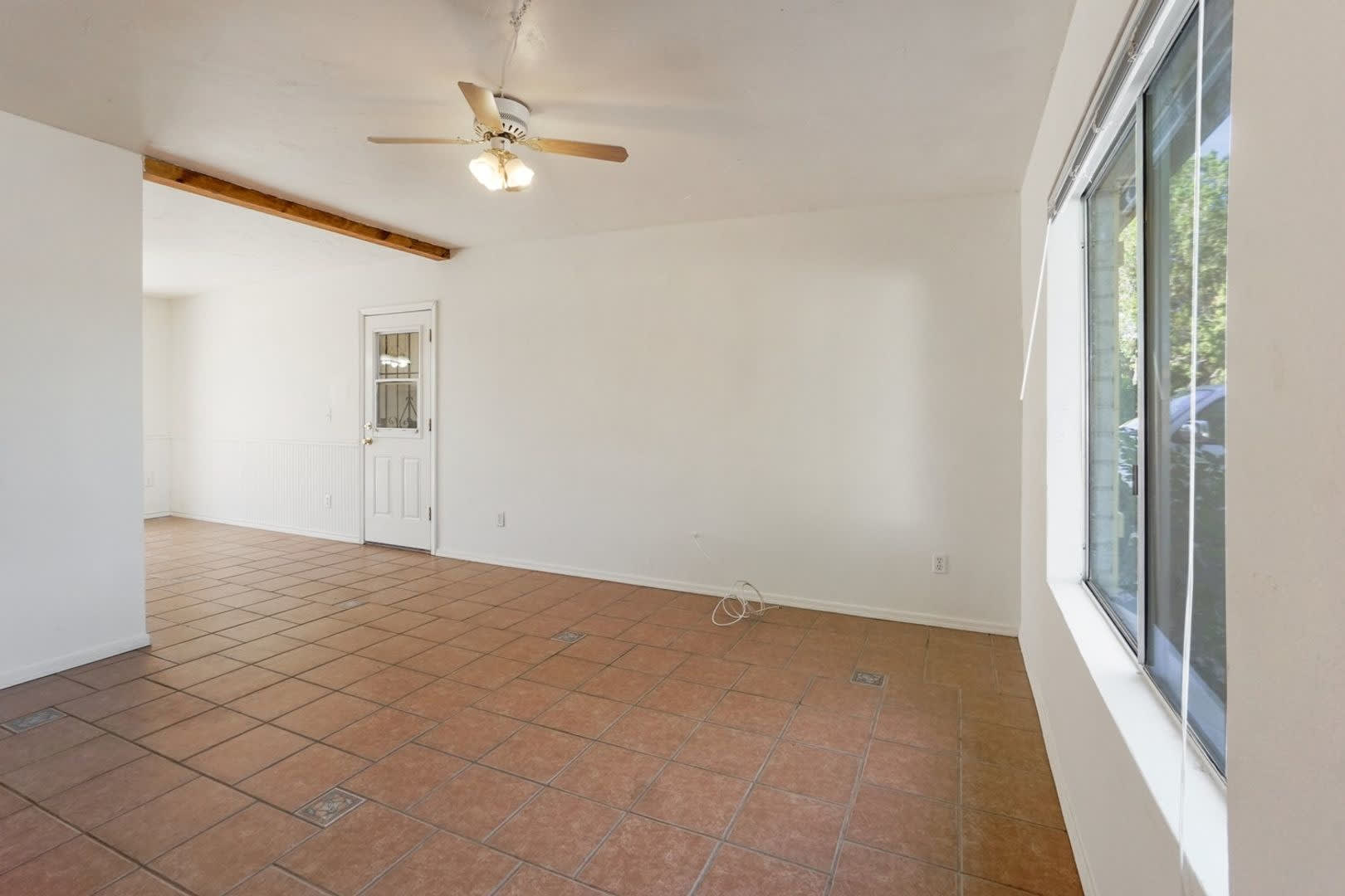 Charming East Tucson 3Br 2Ba Rental Home With Covered Patio Carpet Free Interior 85748 – photo 3