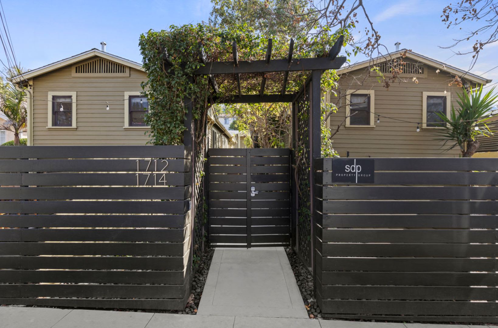 Adorable 1 Bed 1 Bath Apartment In The Heart Of Echo Park With In Unit Laundry Parking Private Yard – photo 3