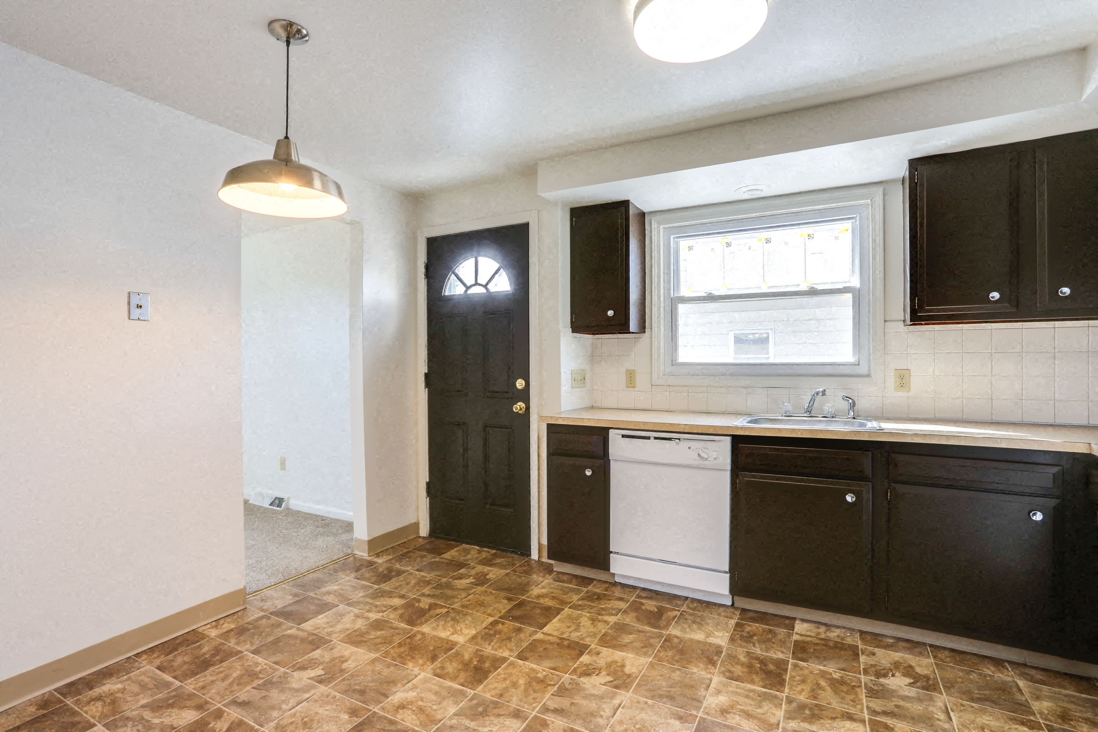 383/385 Kaymar Drive – photo 5