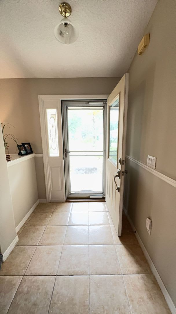 Beautiful 3-Bedroom, 2 bath Home with Screened Porch – photo 2