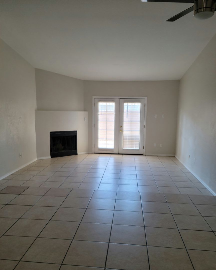Cozy 2 Bed 2 Bath Town-home in Central Phoenix!! – photo 2