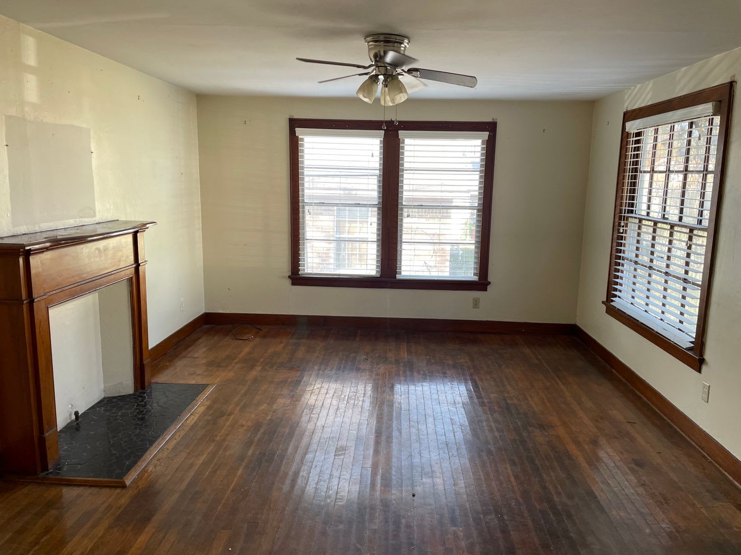 Beautiful 3 Bedroom Home With Central Air – photo 3