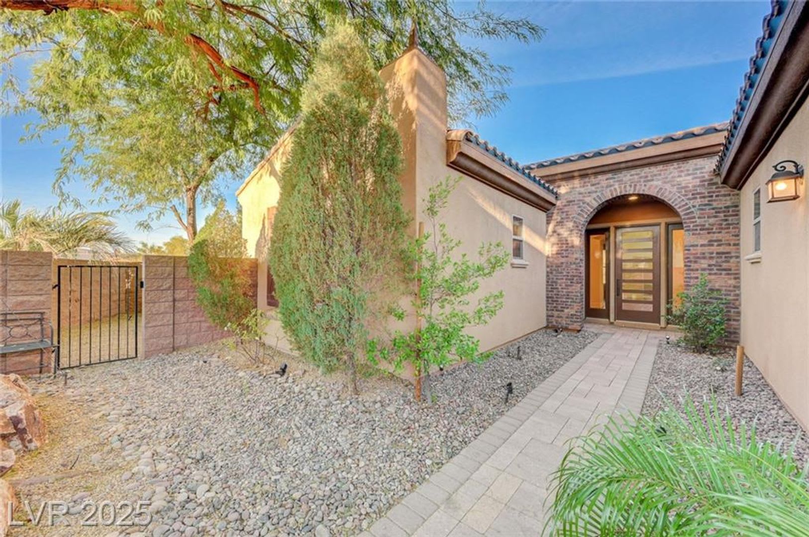 Sought after single-story home in Lake Las Vegas on the Golf Course – photo 4